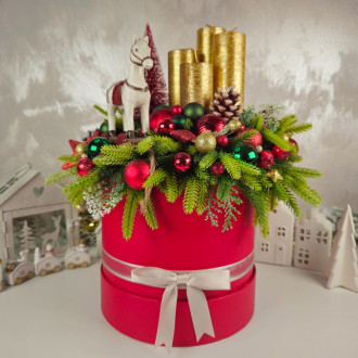 Adventný veniec v boxe s hojdacím koníkom 37 cm - červený