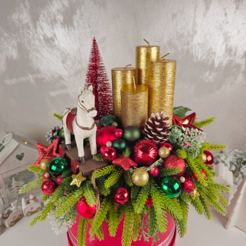 Adventní věnec v boxu s houpacím koníkem 37 cm - červený