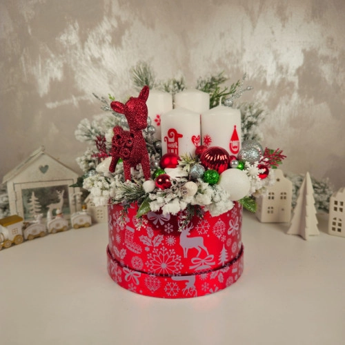 Adventný veniec v boxe so sobom - červený