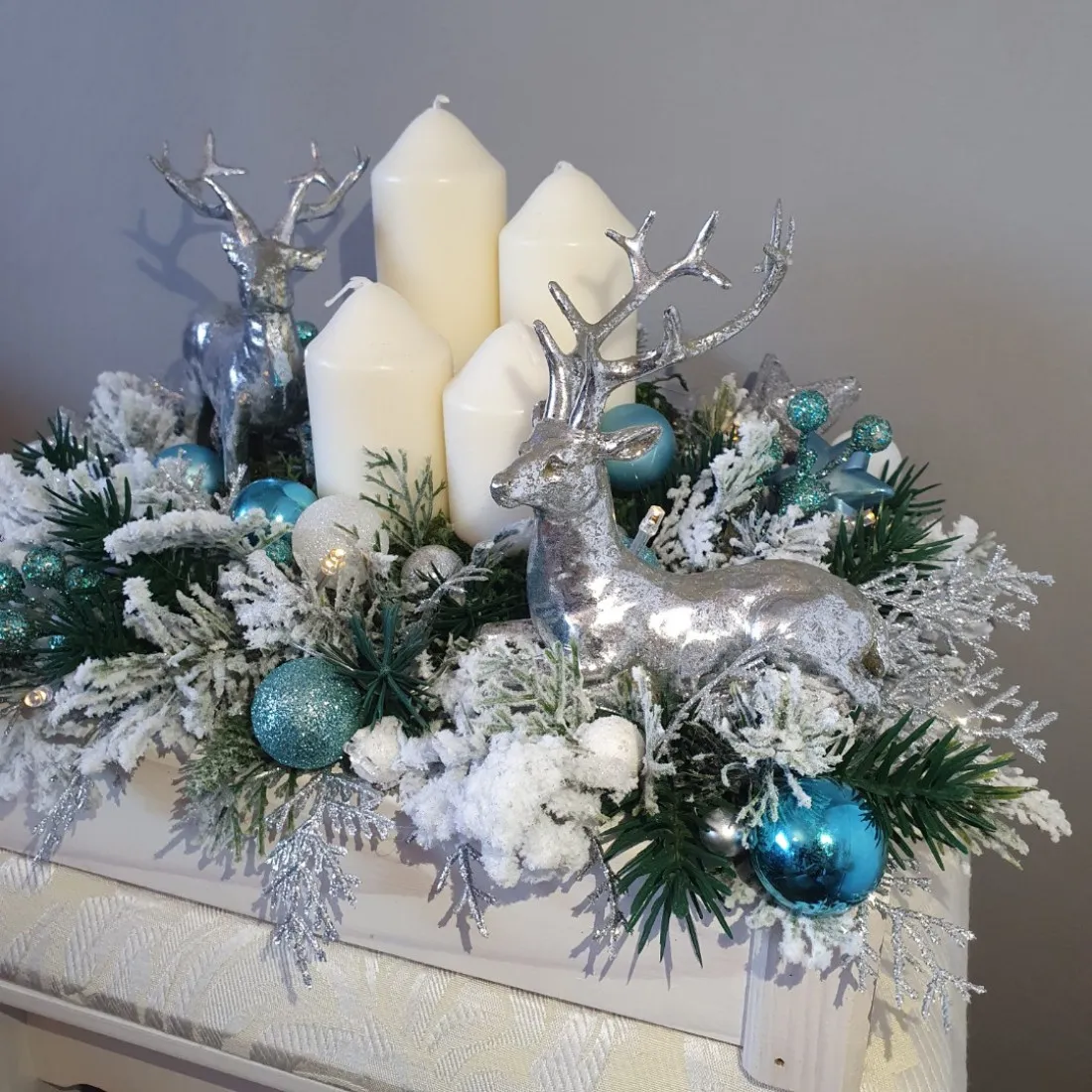 Adventní věnec v dřevěné bedýnce s LED osvětlením - modrý 34 cm