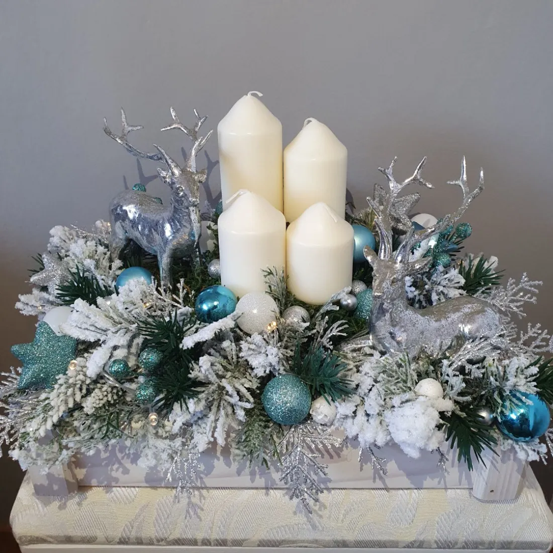 Adventní věnec v dřevěné bedýnce s LED osvětlením - modrý 34 cm