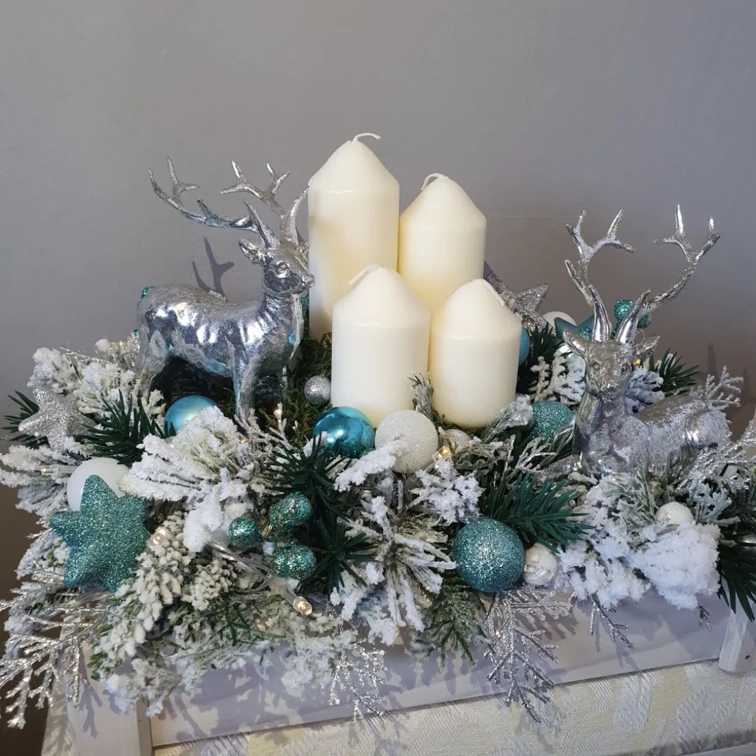 Adventní věnec v dřevěné bedýnce s LED osvětlením - modrý 34 cm