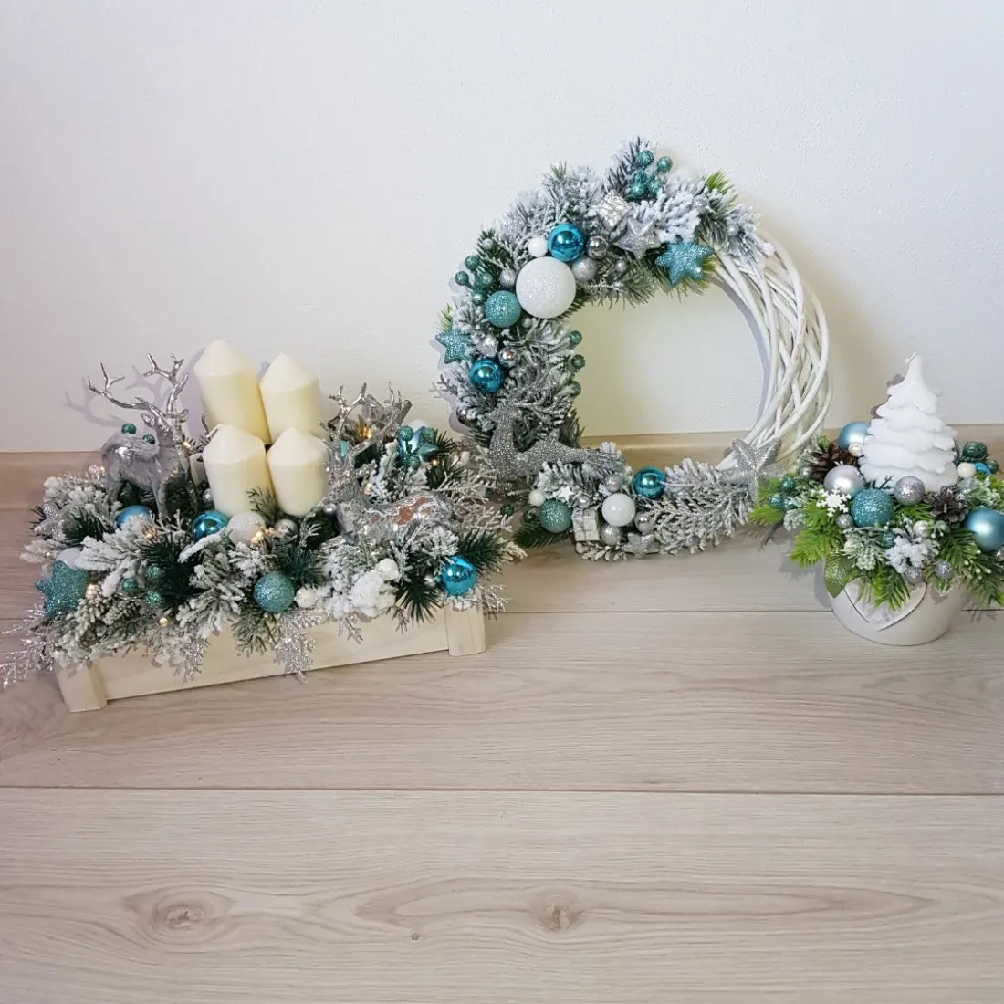 Adventní věnec v dřevěné bedýnce s LED osvětlením - modrý 34 cm