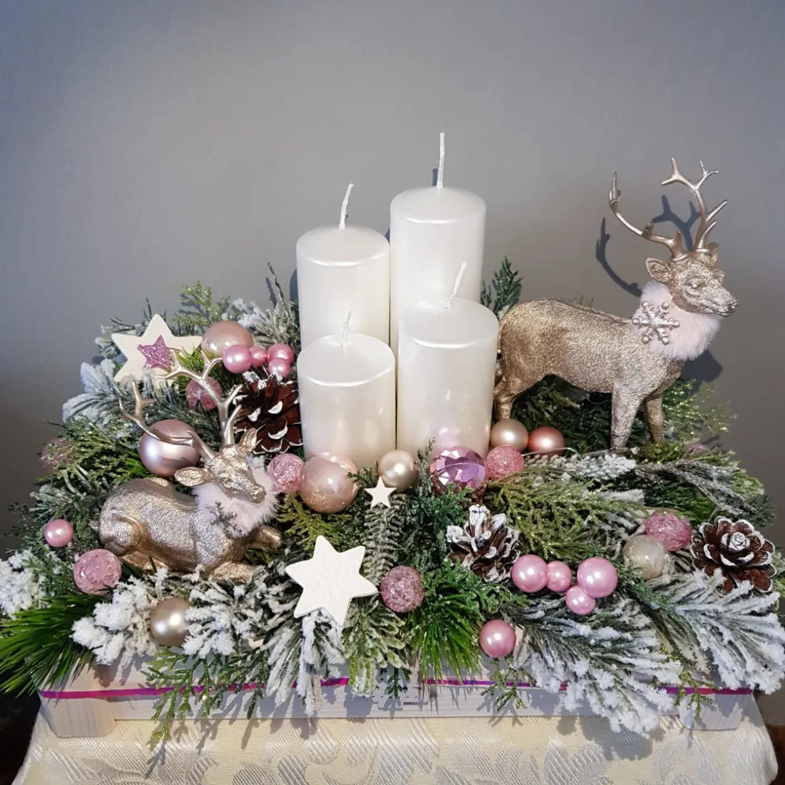 Adventný veniec v drevenej debničke s LED osvetlením - ružový 36 cm