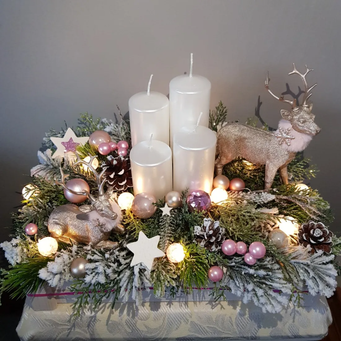 Adventný veniec v drevenej debničke s LED osvetlením - ružový 36 cm