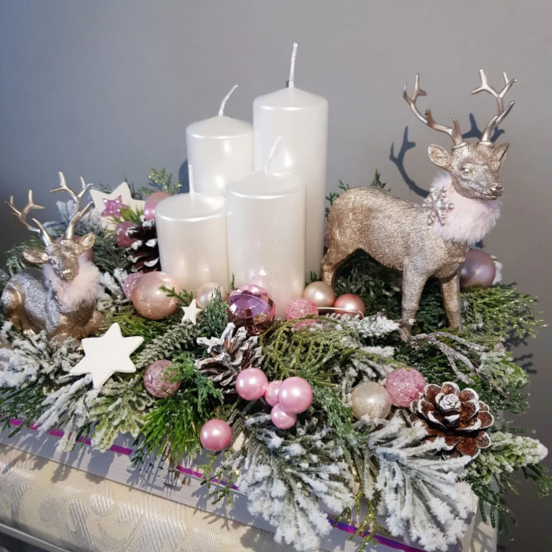 Adventný veniec v drevenej debničke s LED osvetlením - ružový 36 cm