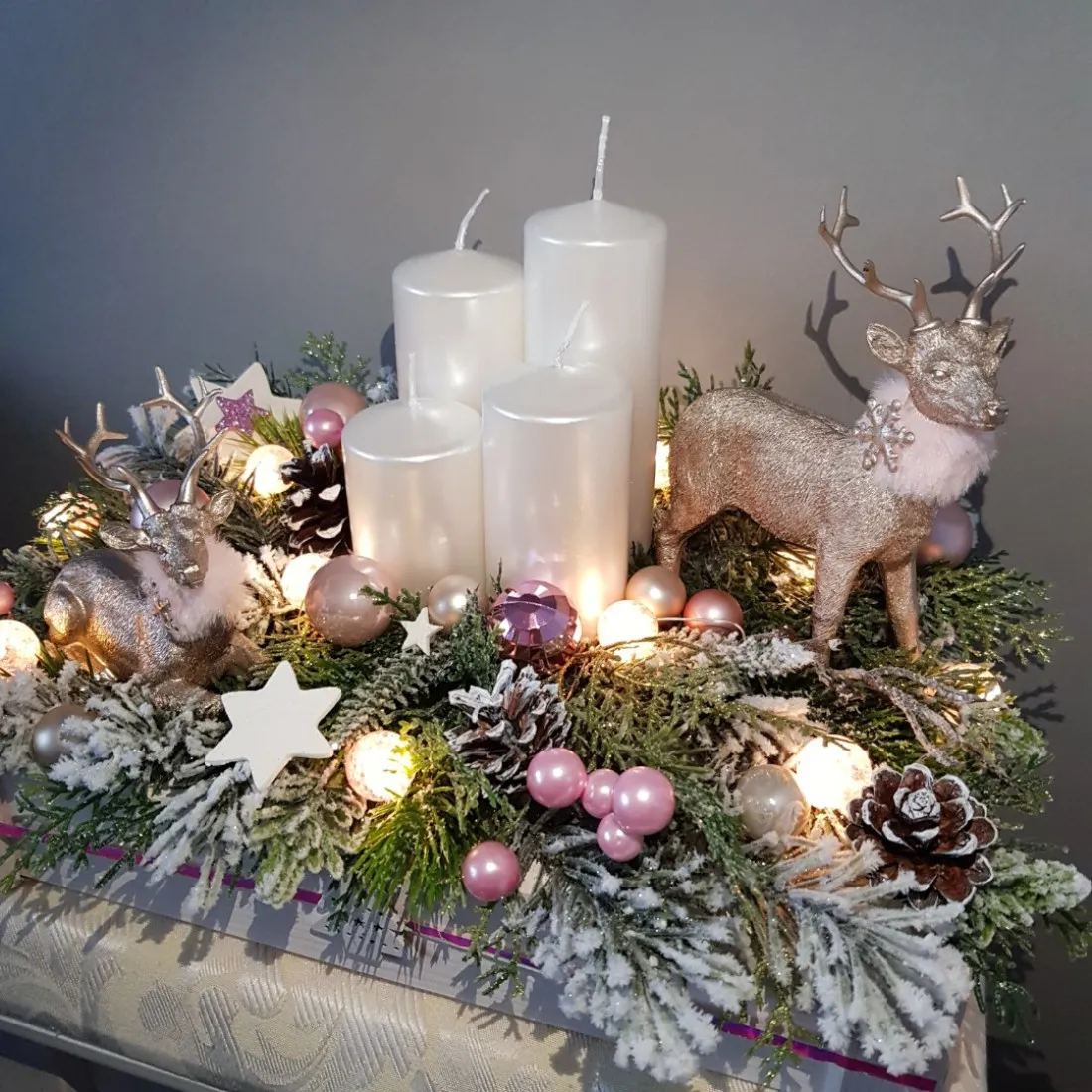 Adventný veniec v drevenej debničke s LED osvetlením - ružový 36 cm