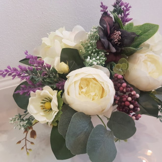 Aranžmán v keramickom kvetináči s pivónkami