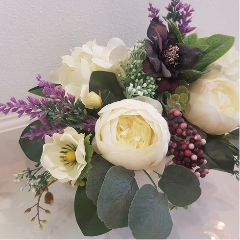 Aranžmá v keramickém květináči s pivoňkami