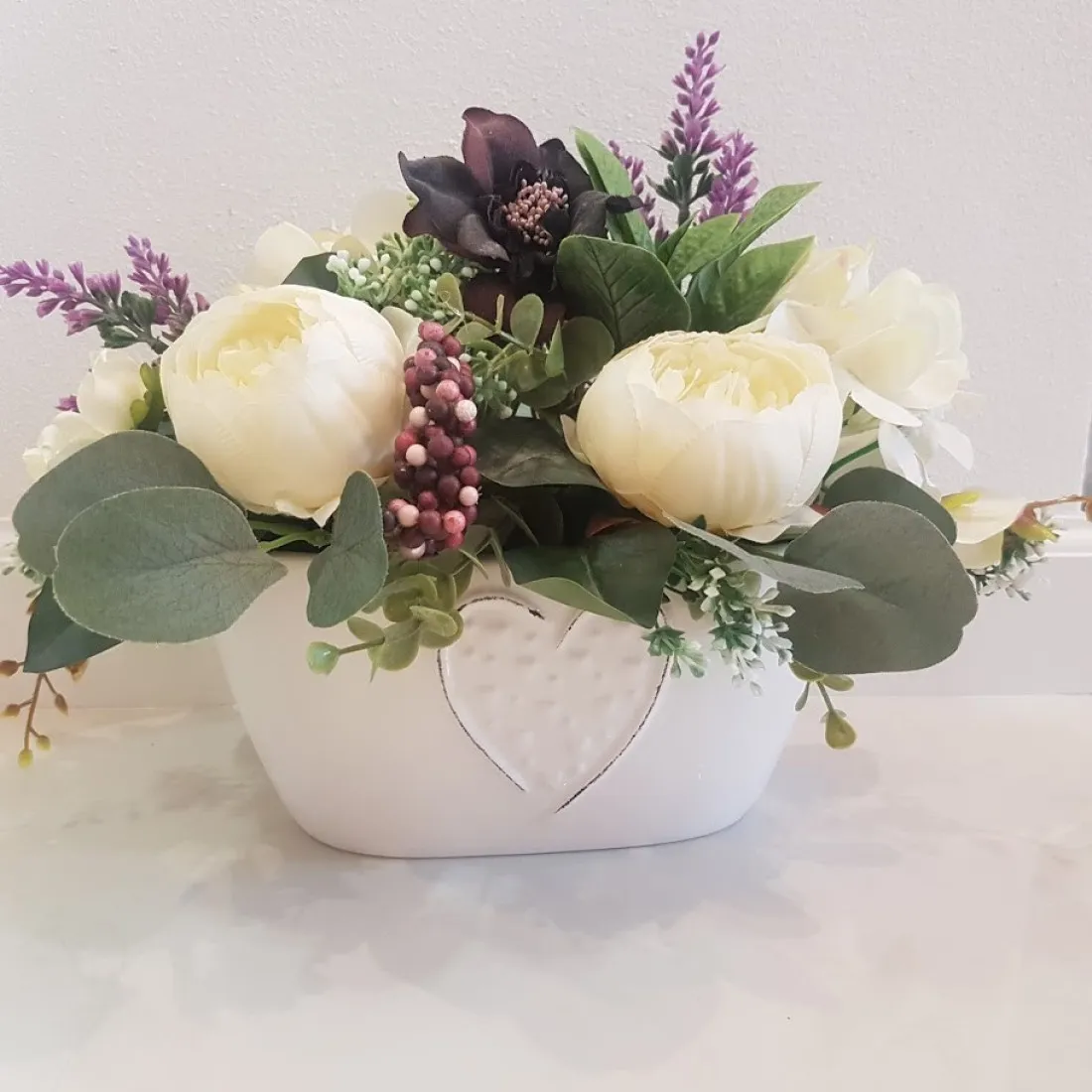 Aranžmán v keramickom kvetináči s pivónkami