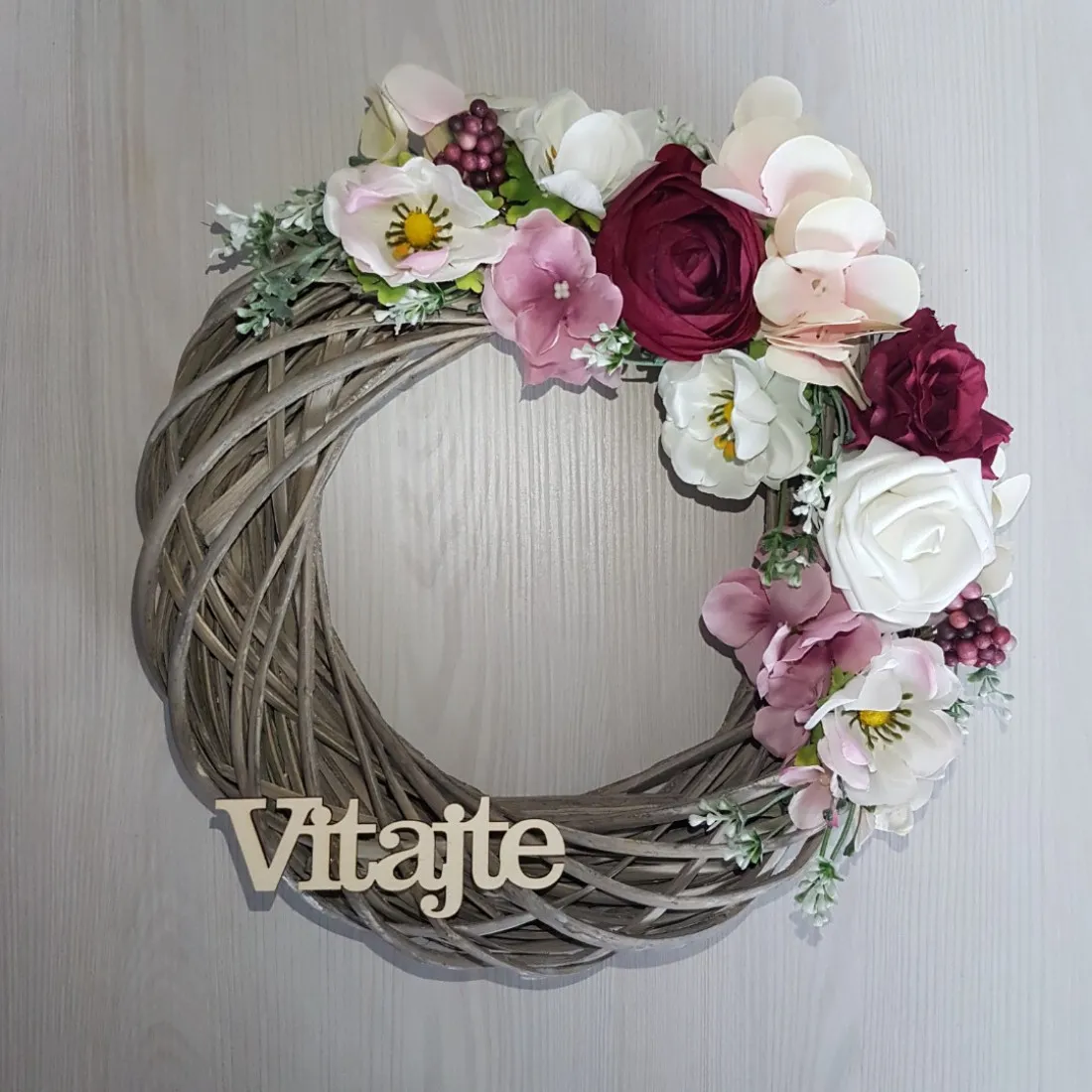 Celoroční květinový věnec na dveře - 30 cm