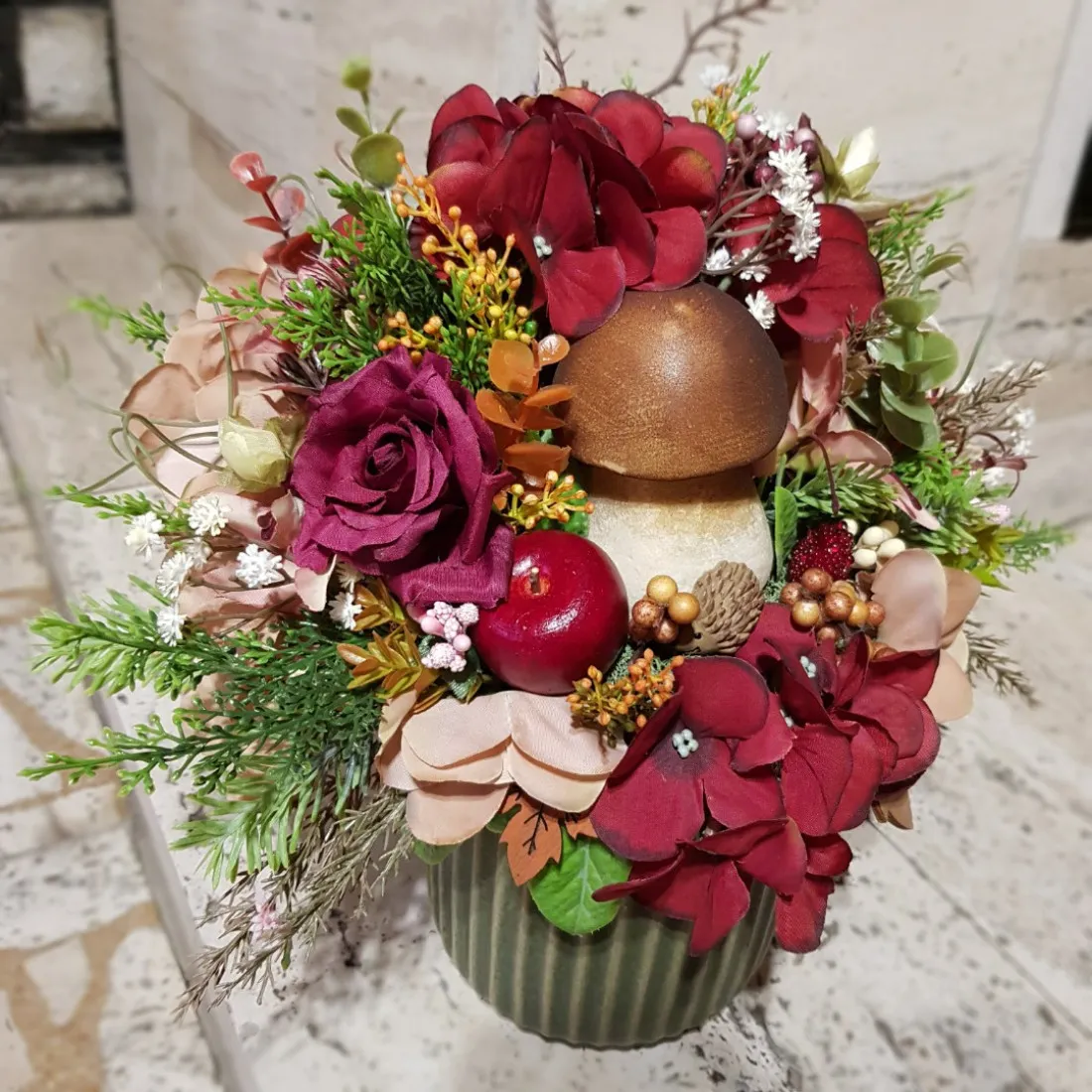 Jesenný aranžmán s hríbikom v keramickom kvetináči 