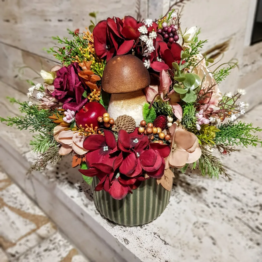 Jesenný aranžmán s hríbikom v keramickom kvetináči 
