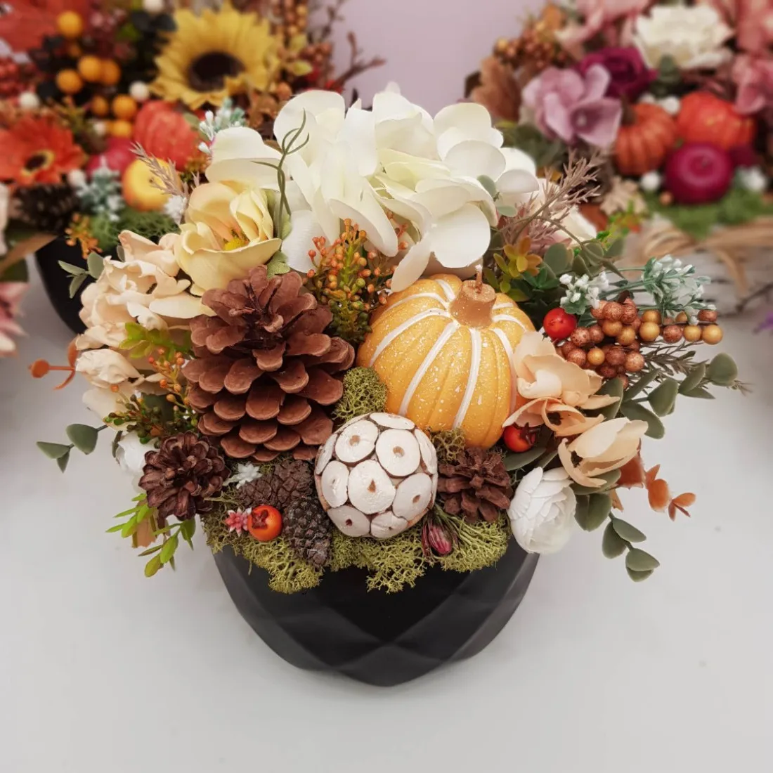 Jesenný aranžmán so sviečkou v keramickom kvetináči 