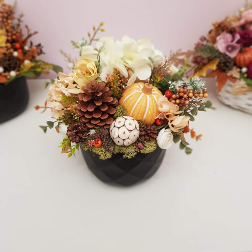 Jesenný aranžmán so sviečkou v keramickom kvetináči 