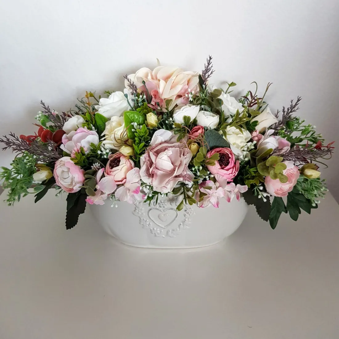 Květinové aranžmá v šedém keramickém květináči