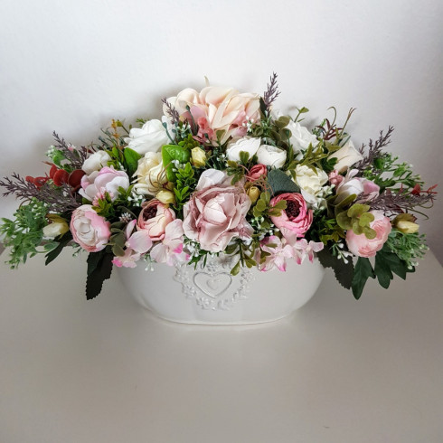 Květinové aranžmá v šedém keramickém květináči