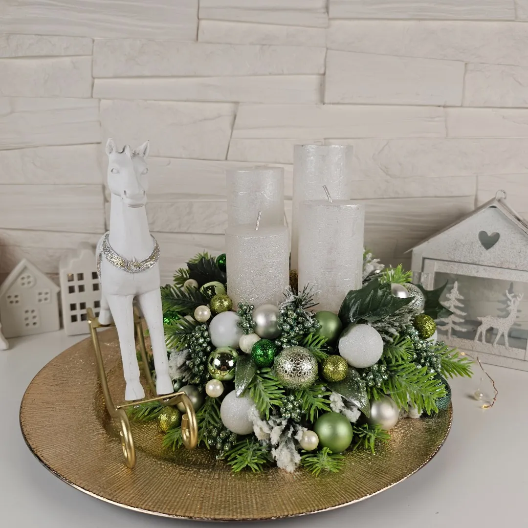 Luxusný adventný veniec s keramickým hojdacím koníkom - zeleno zlatý