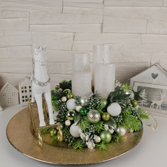 Luxusný adventný veniec s keramickým hojdacím koníkom - zeleno zlatý