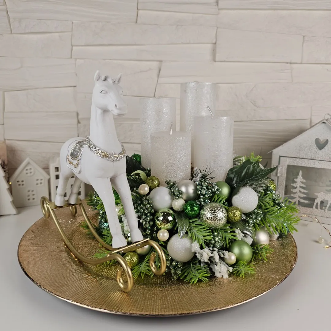Luxusný adventný veniec s keramickým hojdacím koníkom - zeleno zlatý
