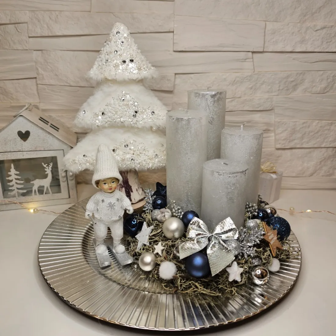 Elegantní adventní věnec s lyžařem - bílý 32 cm