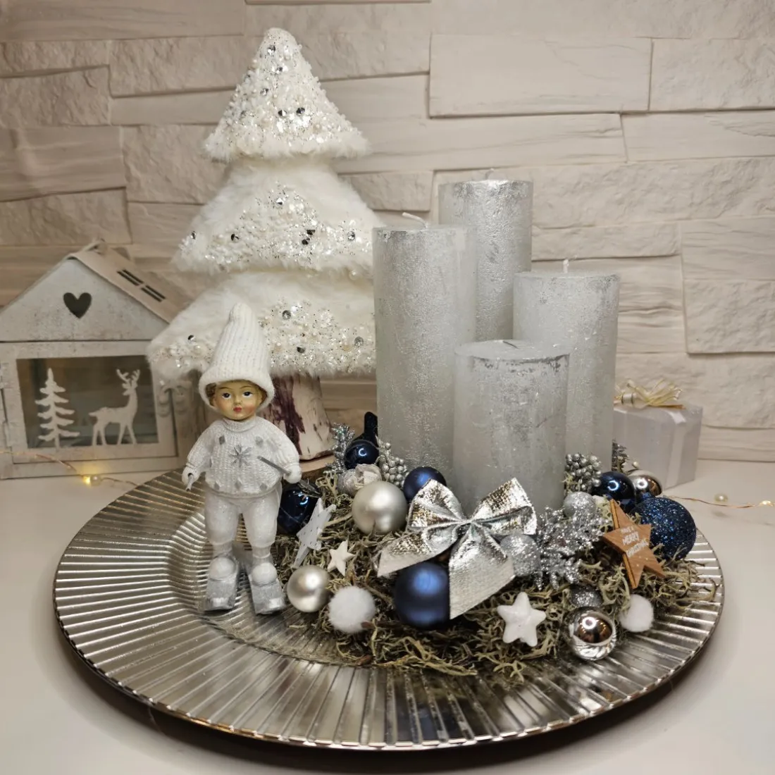 Elegantní adventní věnec s lyžařem - bílý 32 cm