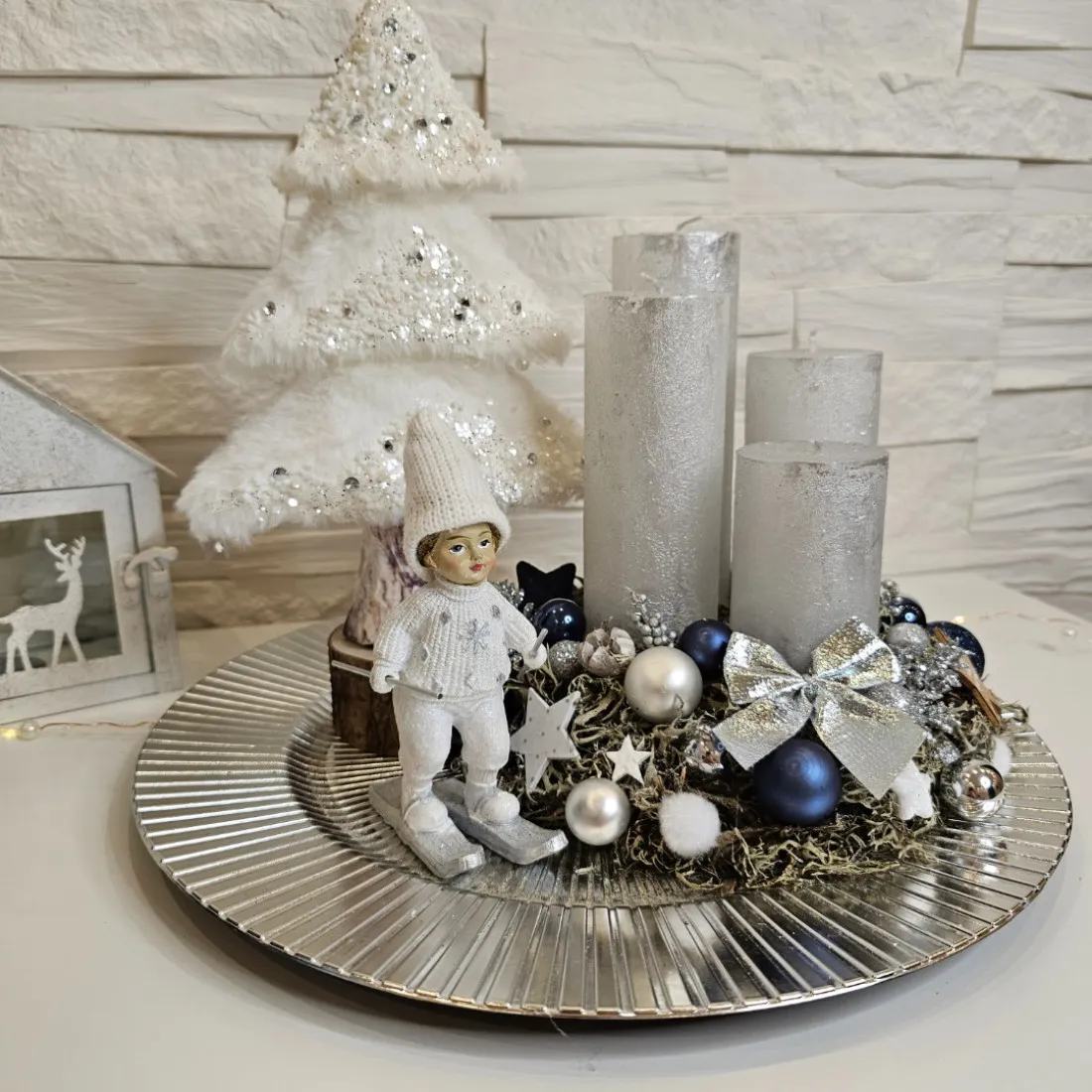 Elegantní adventní věnec s lyžařem - bílý 32 cm