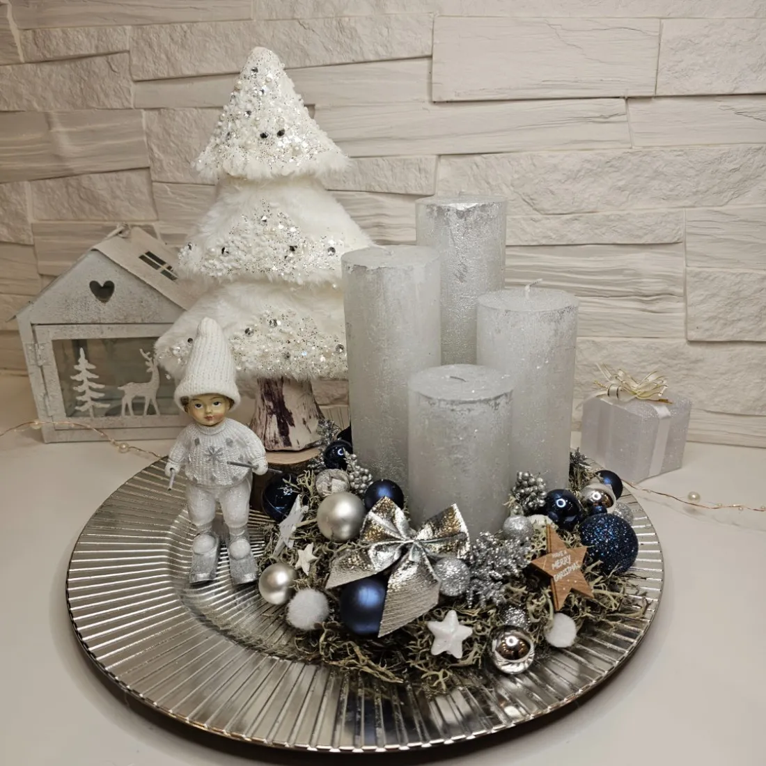 Elegantní adventní věnec s lyžařem - bílý 32 cm