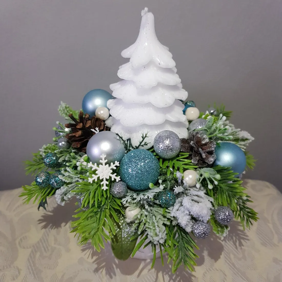 Vánoční dekorace se stromečkem v keramickém květináči