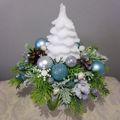 Vánoční dekorace se stromečkem v keramickém květináči