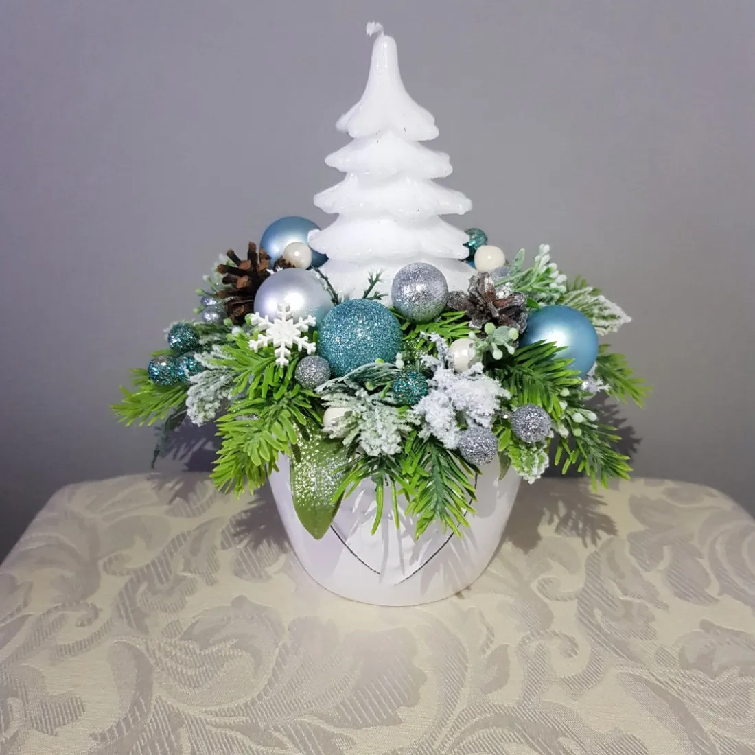 Vánoční dekorace se stromečkem v keramickém květináči