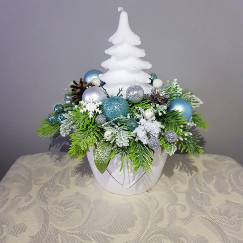Vánoční dekorace se stromečkem v keramickém květináči