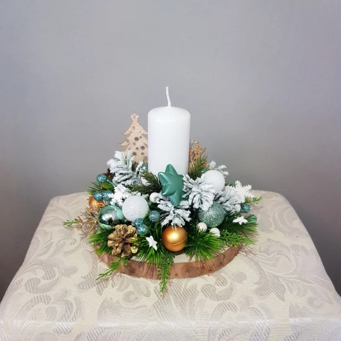 Vánoční svícen na dřevěném plátě - 22 cm