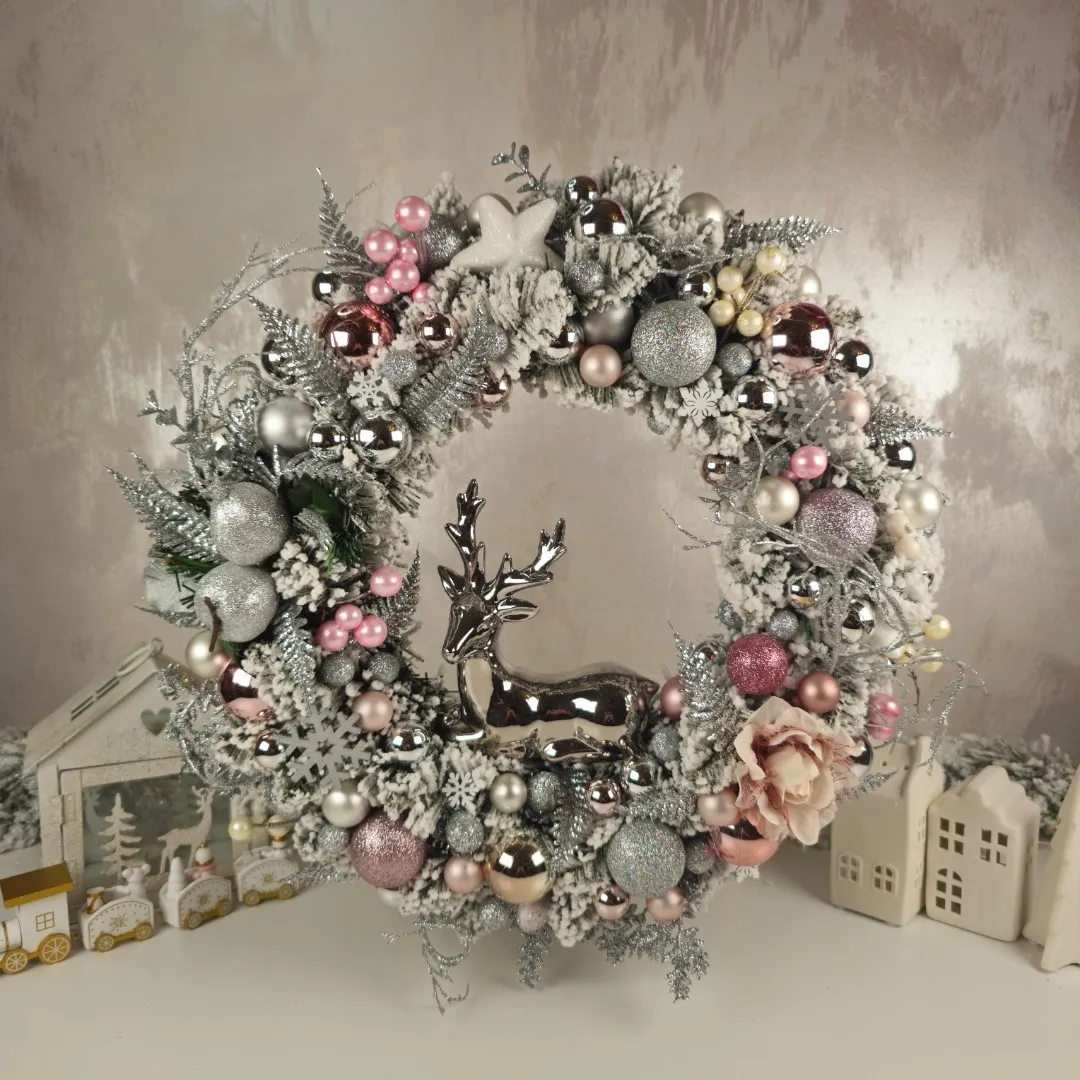 Vianočný veniec na dvere 40 cm - strieborno-ružový s keramickým sobom