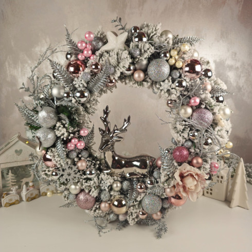 Vianočný veniec na dvere 40 cm - strieborno-ružový s keramickým sobom