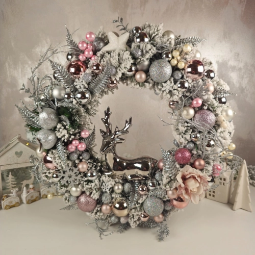 Vianočný veniec na dvere 40 cm - strieborno-ružový s keramickým sobom