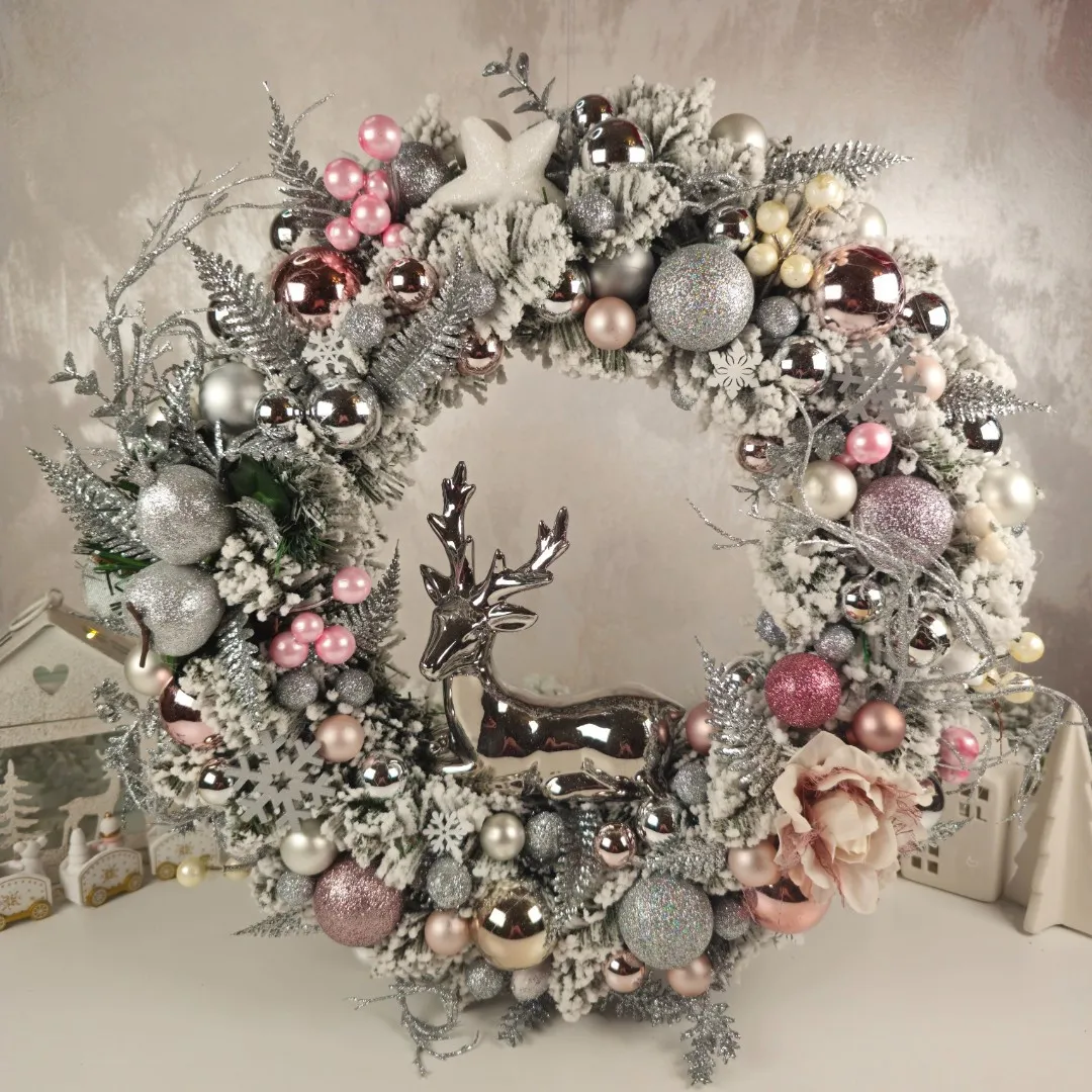 Vianočný veniec na dvere 40 cm - strieborno-ružový s keramickým sobom