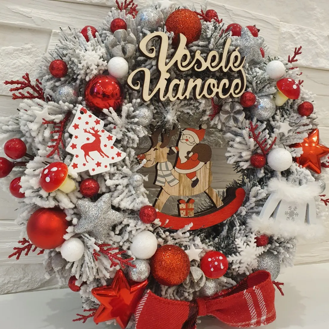 Vianočný veniec na dvere - červeno strieborný 28 cm