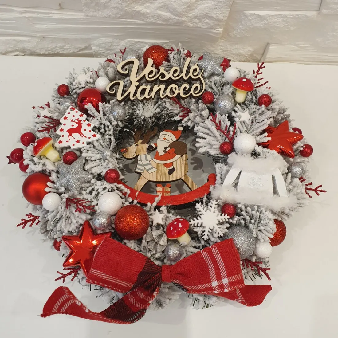 Vianočný veniec na dvere - červeno strieborný 28 cm