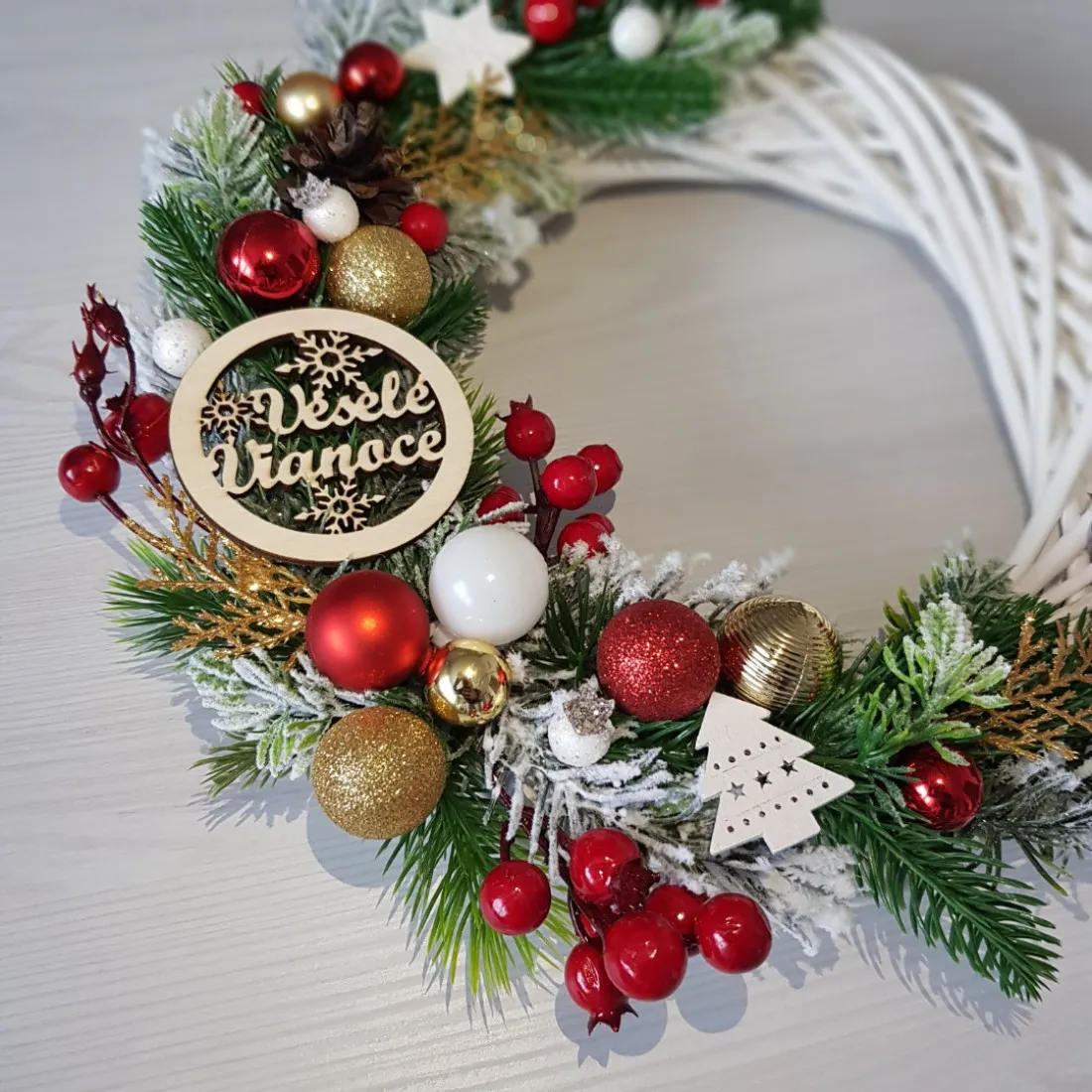 Vánoční věnec na dveře - červený 33 cm