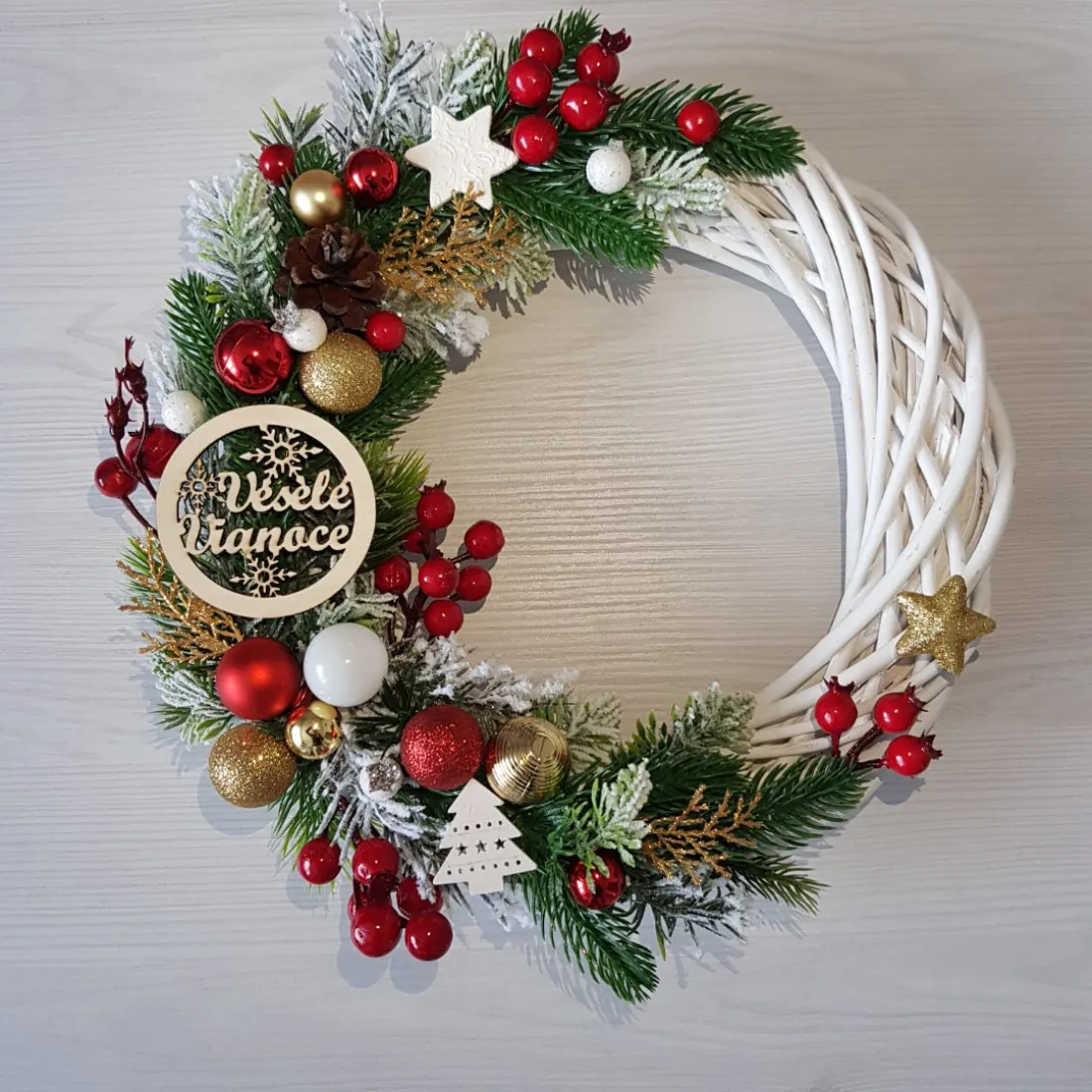 Vánoční věnec na dveře - červený 33 cm