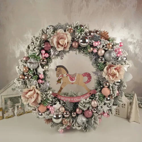 Vianočný veniec na dvere s koníkom - 40 cm strieborno-ružový