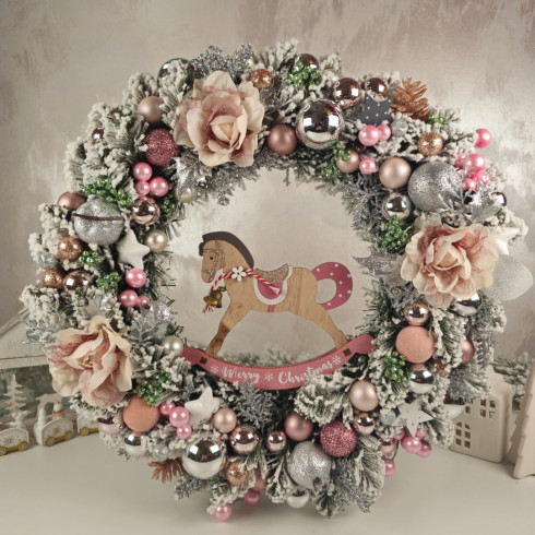 Vianočný veniec na dvere s koníkom - 40 cm strieborno-ružový