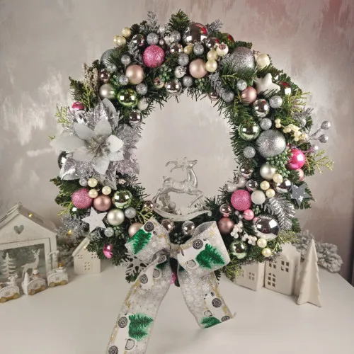 Vianočný veniec na dvere so sobom 37 cm - strieborno-ružový