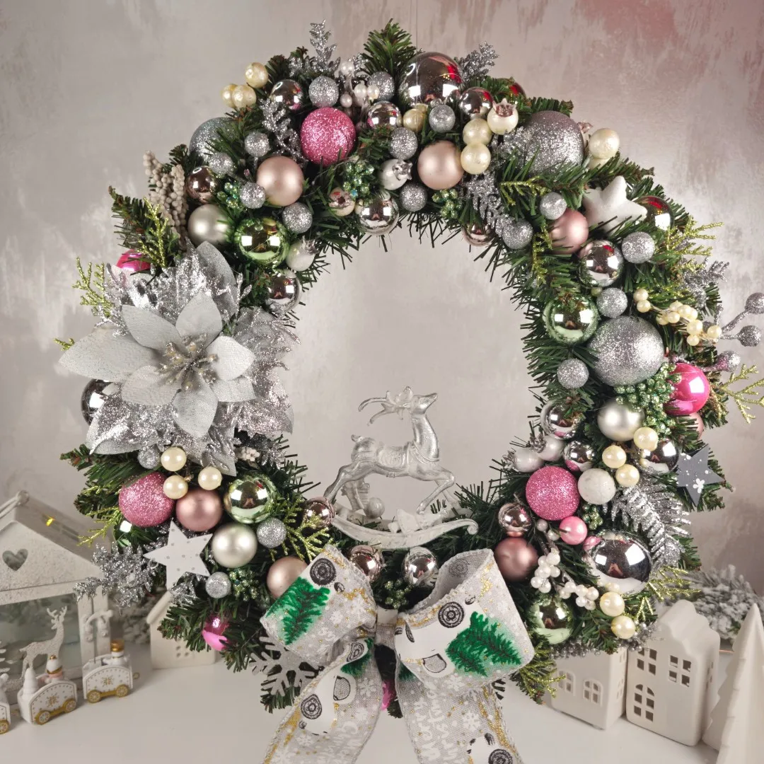 Vianočný veniec na dvere so sobom 37 cm - strieborno-ružový
