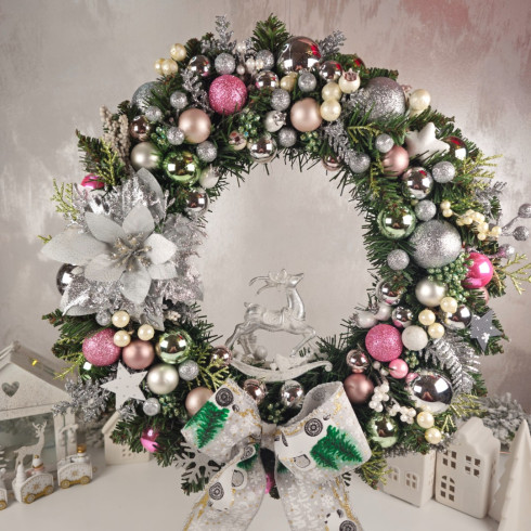 Vianočný veniec na dvere so sobom 37 cm - strieborno-ružový