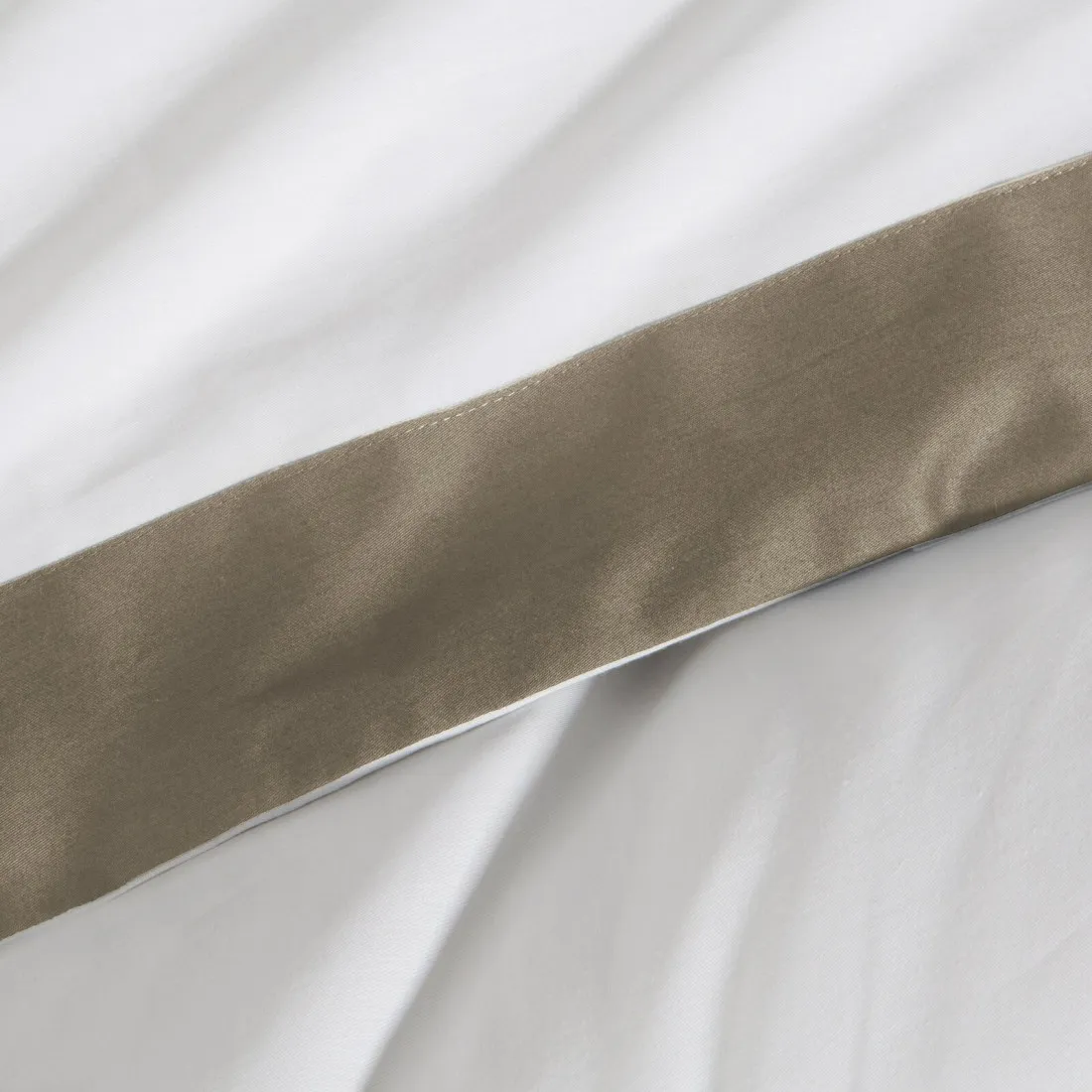 Elegantné posteľné obliečky Laura - biele so zlatým lémom 220x200 cm