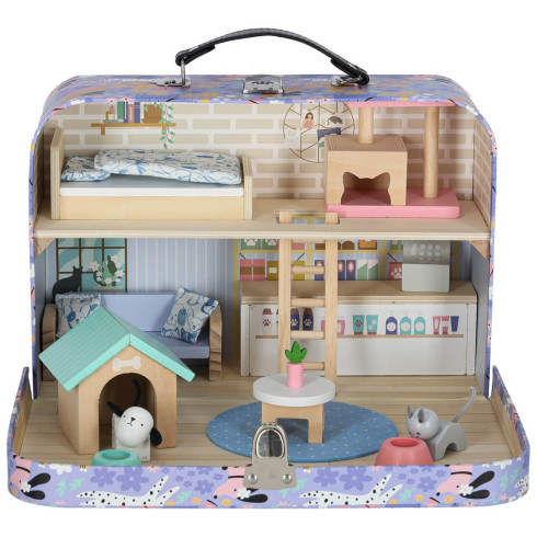 Hotel pre domáce zvieratá v kufri s dreveným nábytkom a figúrkami