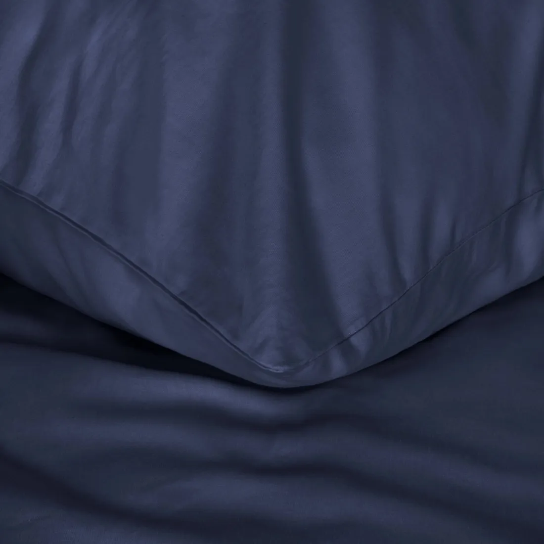 Jednofarebné posteľné obliečky Nova z bavlneného saténu 140x200 cm - tmavo modrá