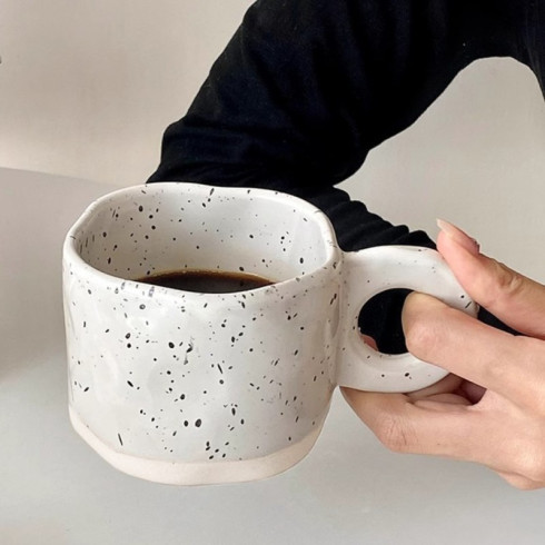 Keramický minimalistický hrnek s ouškem - 275 ml puntíkovaný